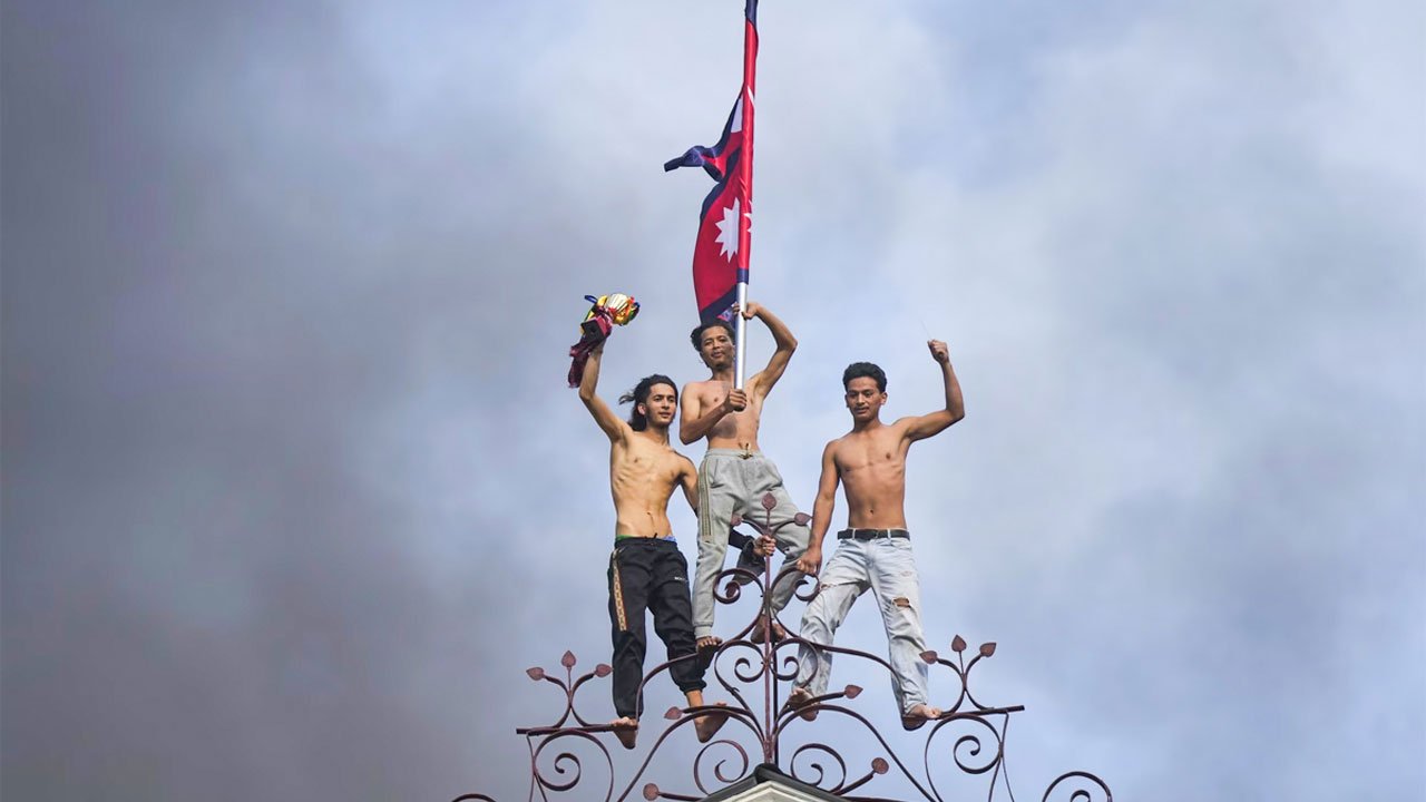 জেন-জিদের বিক্ষোভে এশিয়ায় টালমাটাল ক্ষমতাসীনদের মসনদ