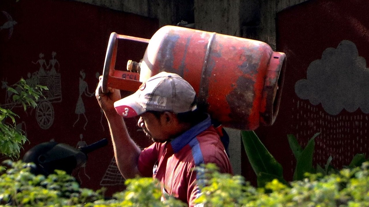 বাজারে স্বস্তি ফেরাতে এলপিজি আমদানি করবে বিপিসি: তোড়জোড় শুরু