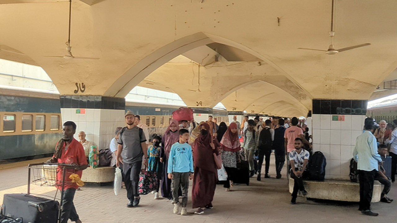 ঈদের ছুটি শেষে কর্মব্যস্ত ঢাকায় ফিরছে মানুষ