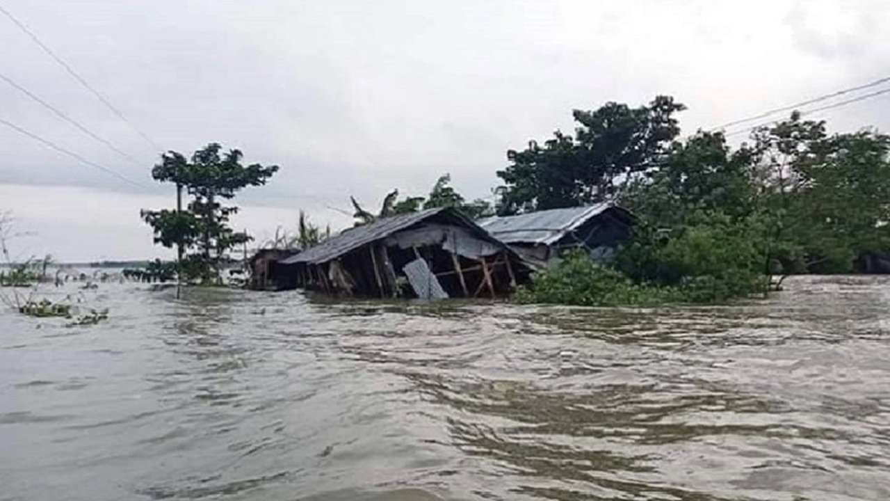 টানা বৃষ্টির সতর্কতা, বাড়ছে বন্যা ও জলাবদ্ধতার শঙ্কা