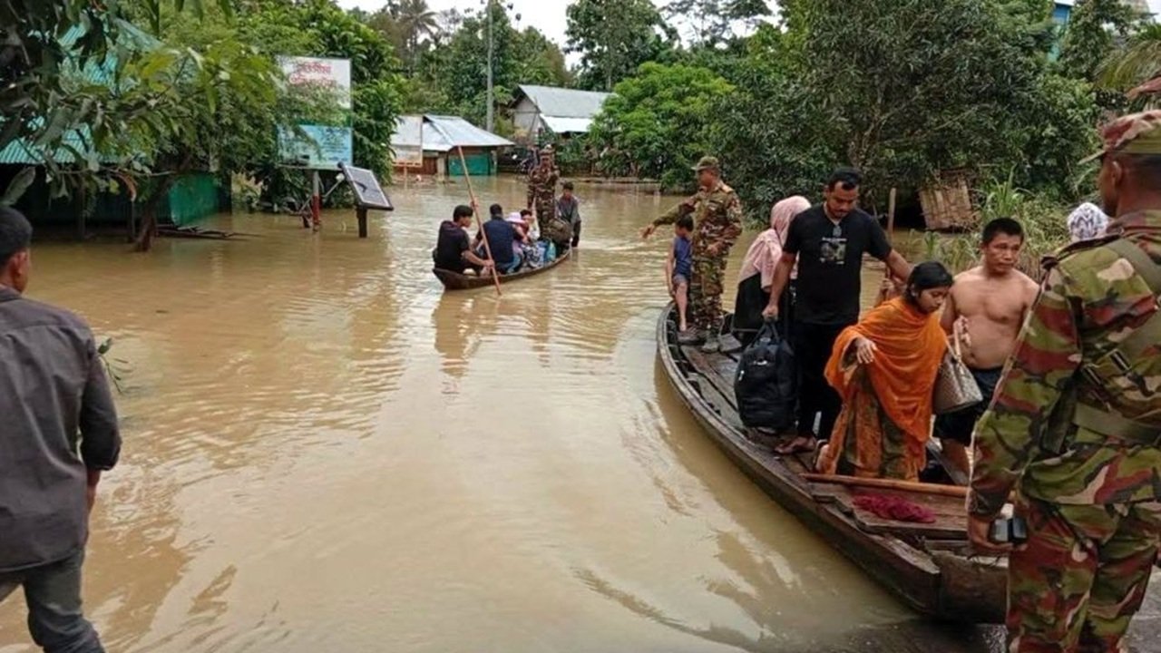 চট্টগ্রামে বন্যার তাণ্ডব, মৃত্যু বেড়ে ৩৯, লাখো মানুষ পানিবন্দি