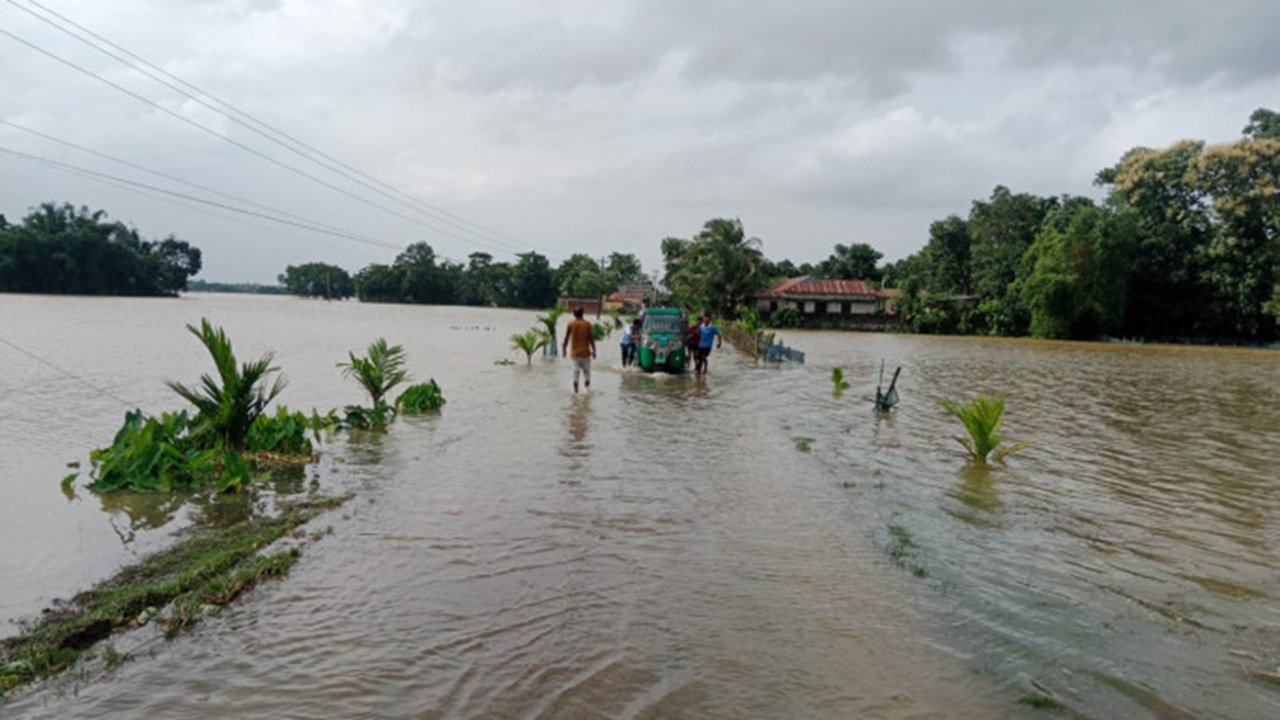 সাত জেলায় বন্যার তাণ্ডব, পানিবন্দি লাখো মানুষ, বাড়ছে শঙ্কা